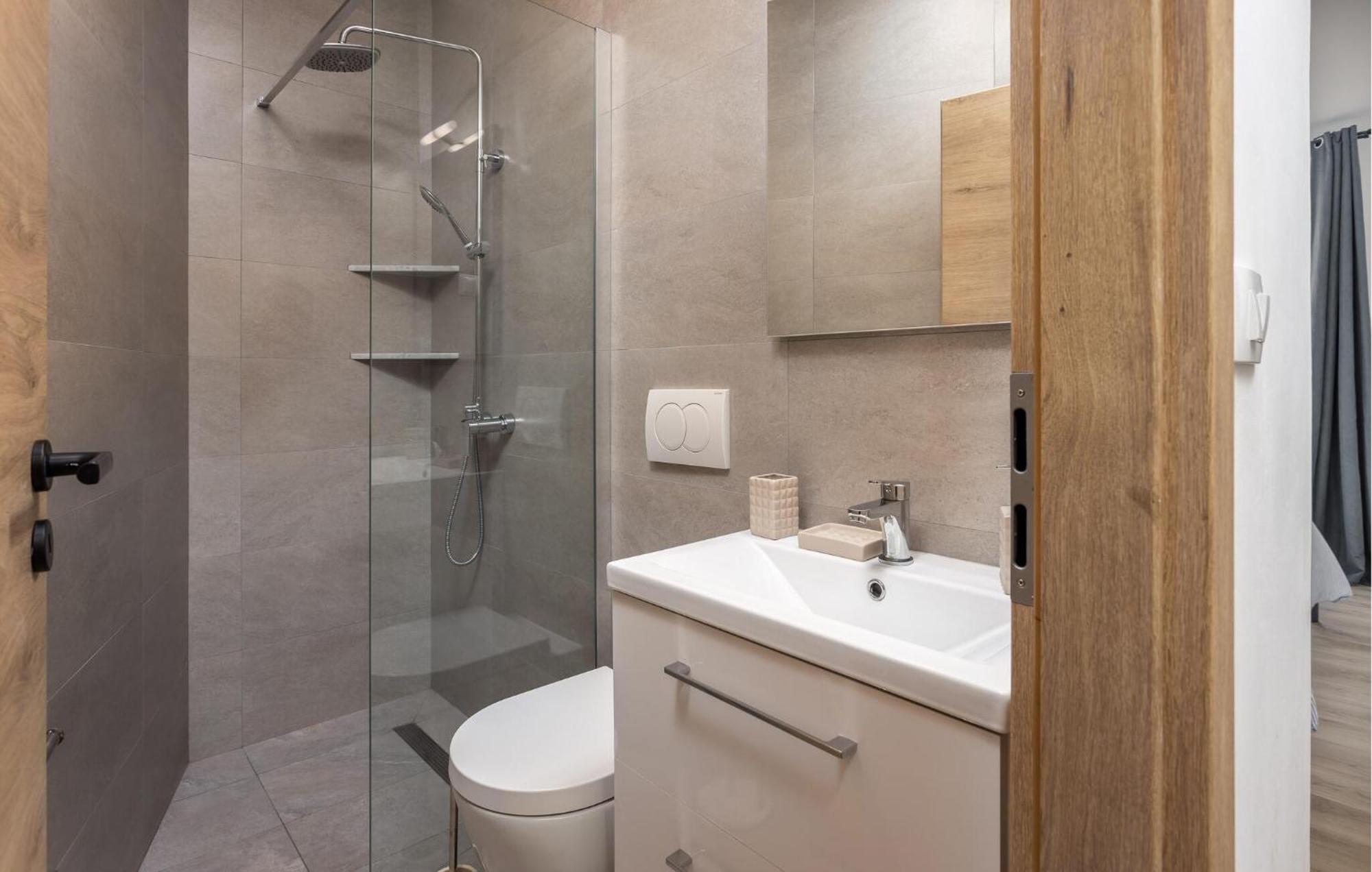 Gorgeous Apartment In Brsec With Kitchen Екстер'єр фото